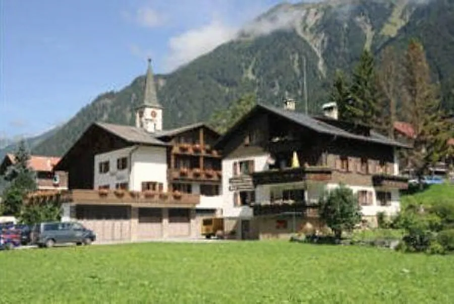 Die beiden Häuser der Pension Sohler im Sommer, links der Kirchturm von Gaschurn