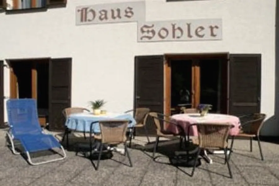 Terrasse vor dem Haus mit der Aufschrift „Haus Sohler“ an der Fassade